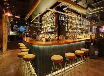 spain/madrid/salamanca/attraction/holy-drop-cocktail-whisky-bar