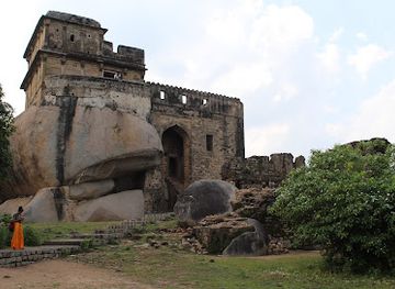 india/central-india/attraction/rani-durgawati-fort