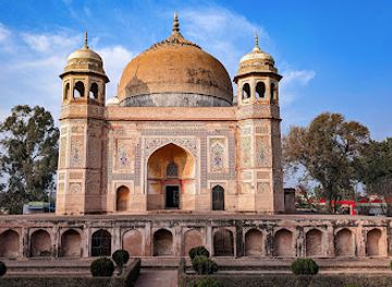 india/punjab/attraction/tomb-of-muhammad-momin-and-haji-jamal