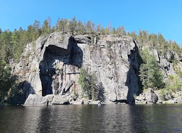 finland/north-karelia/attraction/saimaa-geopark-kaarnavuori-overhanging-cliff