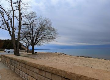 michigan/sleeping-bear-dunes-national-lakeshore/attraction/lake-michigan-beach-park-village-of-empire