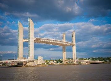 france/bordeaux/attraction/pont-jacques-chaban-delmas