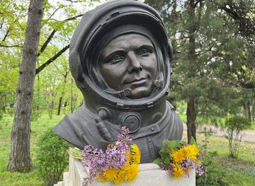 romania/ilfov/attraction/bust-of-yuri-gagarin