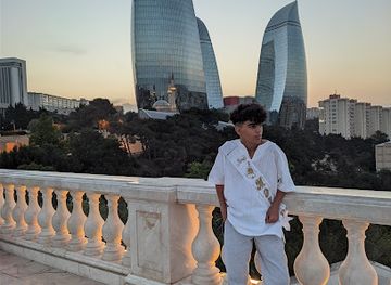 azerbaijan/baku/flame-towers/attraction/dagustu-fountain