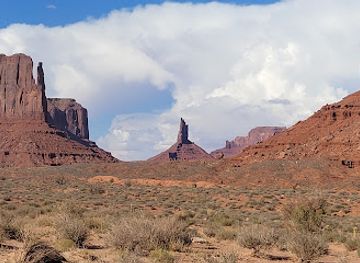 arizona/monument-valley/attraction/three-sisters-viewpoint
