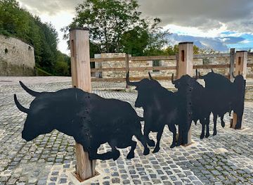 spain/navarre/attraction/escultura-toros-de-los-corrales-del-encierro