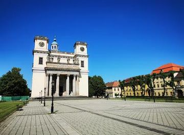hungary/vac/attraction/assumption-cathedral-vac