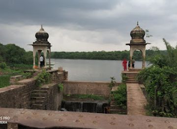 india/madhya-pradesh/attraction/survaya-ki-garhi-archaeological-site-10th-century