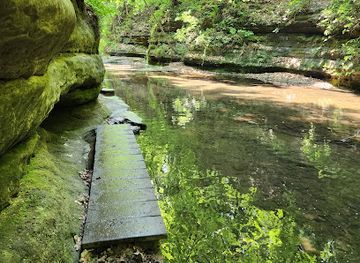 illinois/matthiessen-state-park/attraction/dells-canyon-and-bluff-trailhead