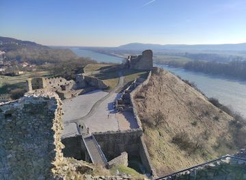slovakia/zahorie/attraction/stredny-hrad