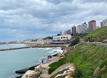 argentina/mar-del-plata/centro/attraction/estatua-pequena-dama-anonima-mirando-al-mar