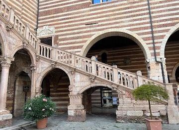 italy/verona/attraction/courtyard-of-the-old-market