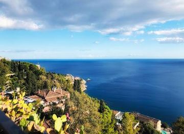 italy/taormina/attraction/villa-caronia