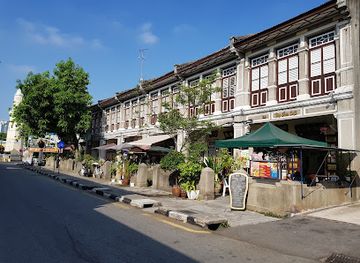 malaysia/george-town/attraction/street-art-brother-sister-on-a-swing