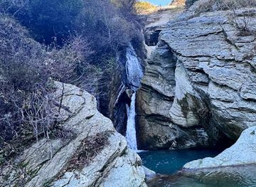 albania/toskeria/attraction/bogova-waterfall-in-berat-parking