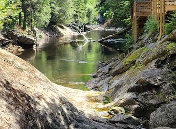 new-york/adirondack-mountains/attraction/natural-stone-bridge-caves