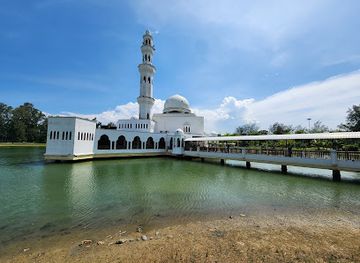 malaysia/terengganu/attraction/tengku-tengah-zaharah-mosque-floating-mosque