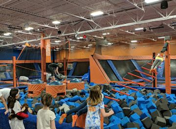 illinois/aurora/attraction/sky-zone-trampoline-park