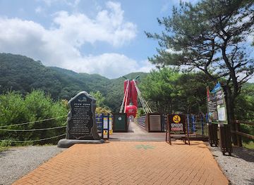 south-korea/south-chungcheong-province/attraction/cheonjang-lake-suspension-bridge