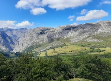 spain/picos-de-europa/attraction/la-ruta-sotres-vega-d-urriellu-naranjo-de-bulnes