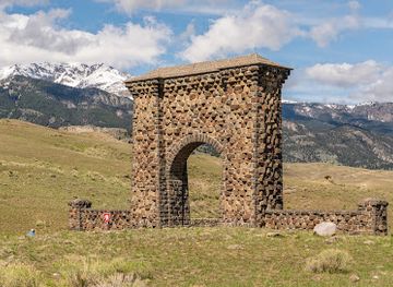 montana/gallatin-national-forest/attraction/roosevelt-arch