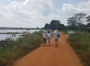 Chaise Boat Village
