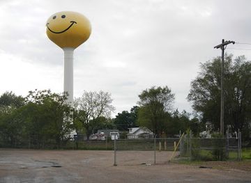 illinois/central-illinois/attraction/smiley-face-water-tower