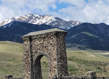 montana/the-yellowstone-valley/attraction/roosevelt-arch