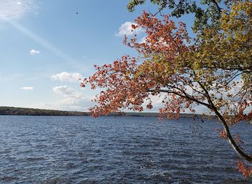 rhode-island/trustom-pond-national-wildlife-refuge/attraction/vin-gormley-trailhead-parking