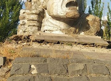 armenia/geghama-mountains/attraction/Hayrenakan-pateramzi-husharjan