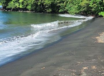 grenada/sauteurs/attraction/black-bay-black-sand-beach