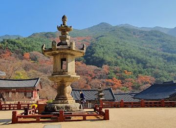 south-korea/jirisan-national-park/attraction/hwa-eom-sa-gak-hwang-jeon-ap-seok-deung