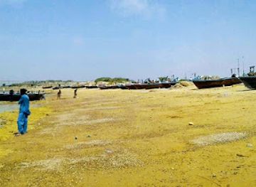 pakistan/lasbela/attraction/fishermen-floating-jetty-beach