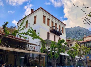 greece/mount-parnassus/attraction/papaioannou-square