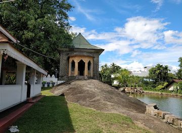 sri-lanka/kurunegala-district/attraction/kohilapokuna-temple