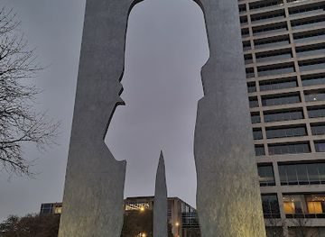 texas/fort-worth/attraction/man-with-a-briefcase