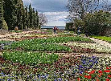 bulgaria/albena/attraction/bozhestvenata-gradina