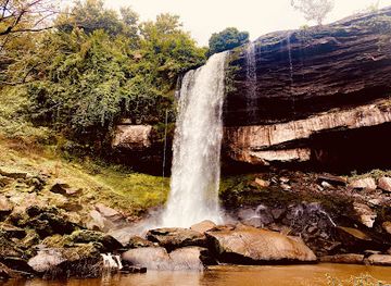 ghana/lake-volta/attraction/akumersu-waterfalls