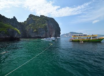 thailand/andaman-coast/attraction/blacktip-reef-shark-point