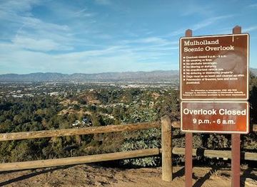 california/los-angeles/attraction/mulholland-scenic-overlook
