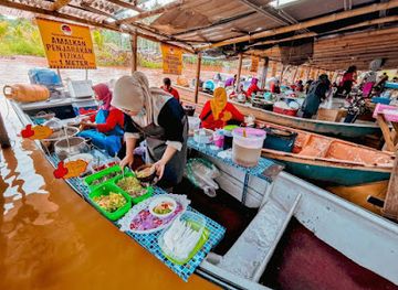 malaysia/kelantan/attraction/pantai-suri-floating-market
