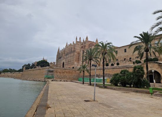 spain/balearic-islands/attraction/plaza-de-la-esquina
