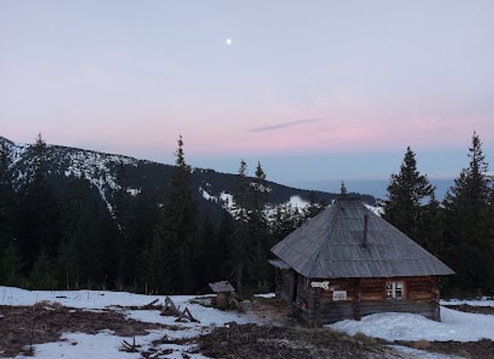 romania/fagaras-mountains/attraction/cabana-vanatoare-muchia-dragusului