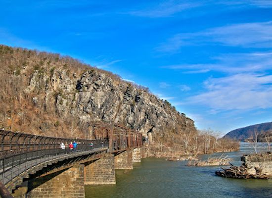 west-virginia/harpers-ferry-national-historical-park/attraction/footbridge-to-c-o-canal-and-maryland-heights