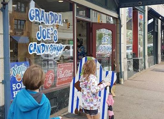 pennsylvania/pittsburgh/attraction/grandpa-joe-s-candy-shop-mt-lebanon-pa