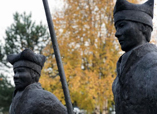 norway/finnmark-plateau/attraction/de-to-pa-tur-statue