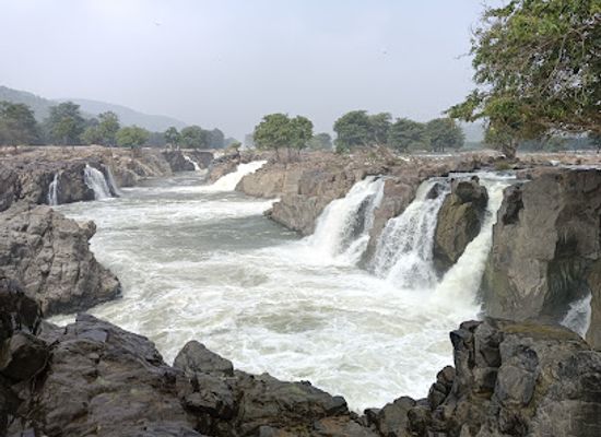 india/south-india/attraction/hogenakkal-falls-boatman-v-amsaraj
