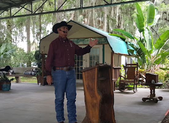 florida/lake-okeechobee/attraction/craft-fair-in-the-woods