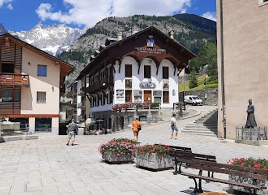 italy/courmayeur/attraction/piazza-abbe-henry