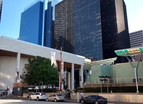 texas/houston/attraction/lynn-wyatt-square-for-the-performing-arts